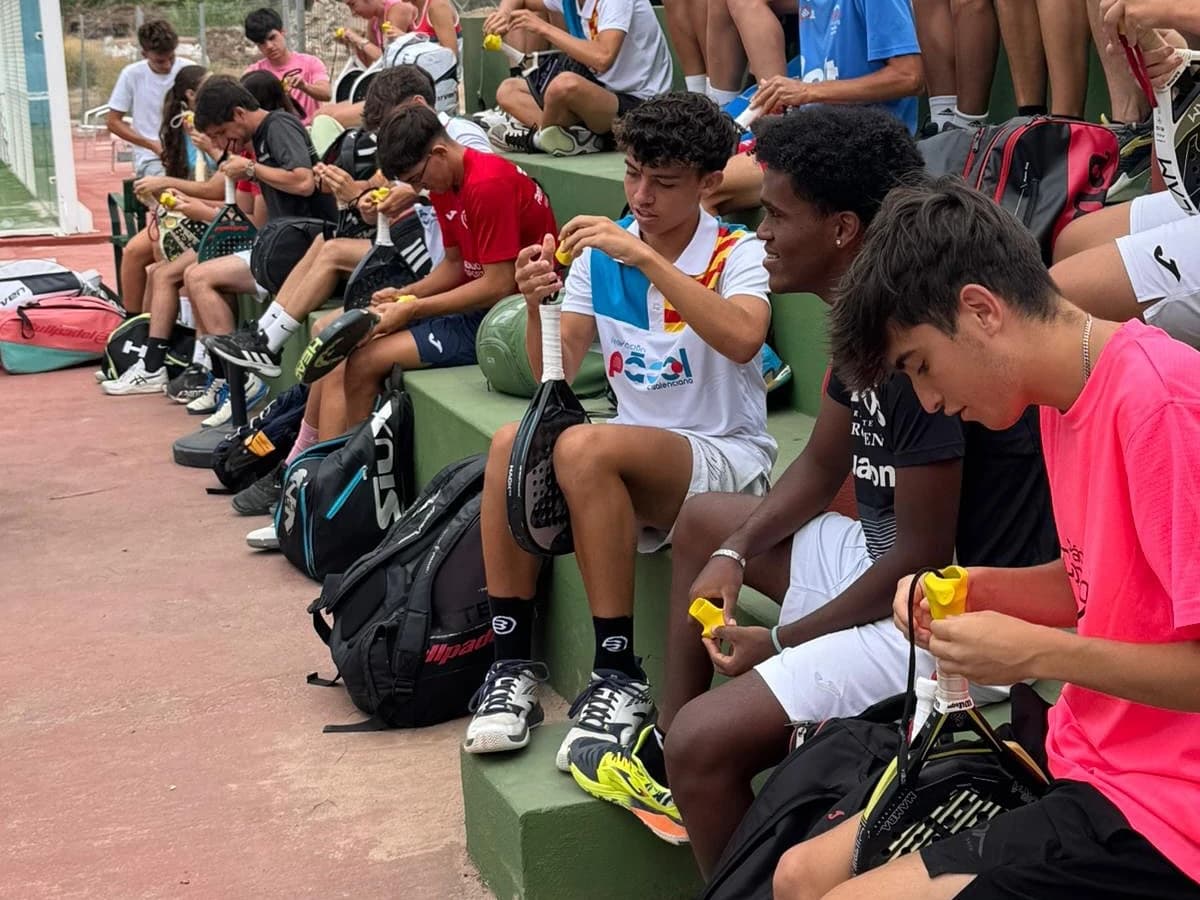 Row of players at the federation session, Auro in hand