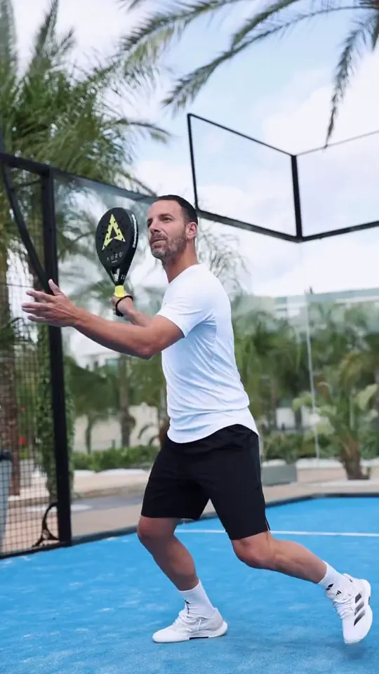 Vertical AURO film with Roberto Soldado demonstrating the grip on a padel court.