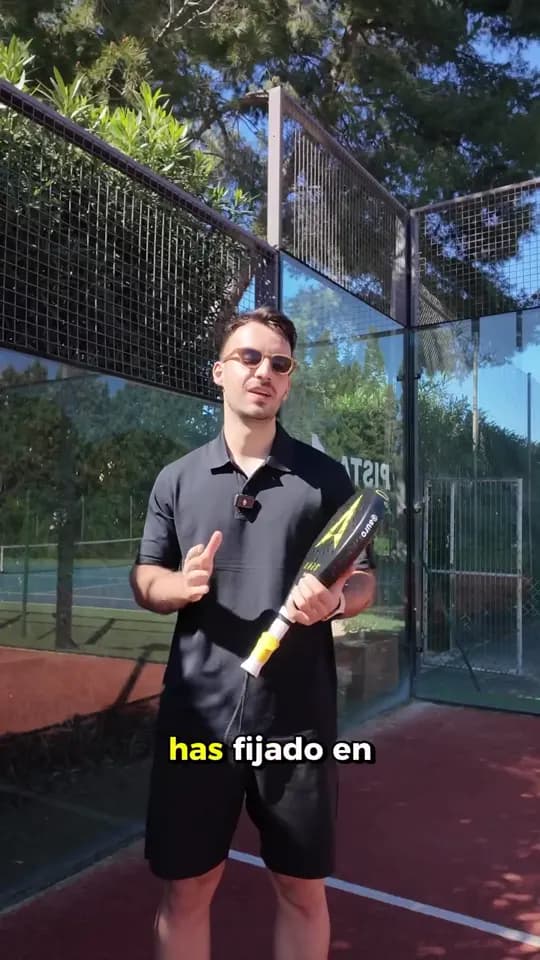 Vertical video with a close view of professional grip analysis.